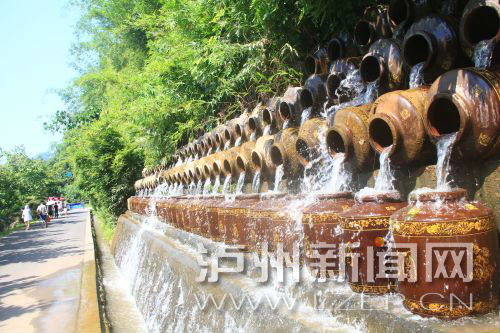 花田酒地景區(qū)酒壇倒出了水的靈動。