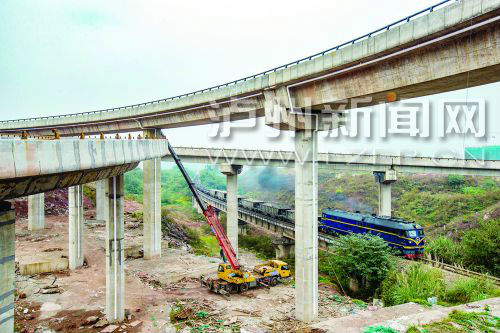 正在建設(shè)中的城西馬屋基立交。 記者 牟科 攝